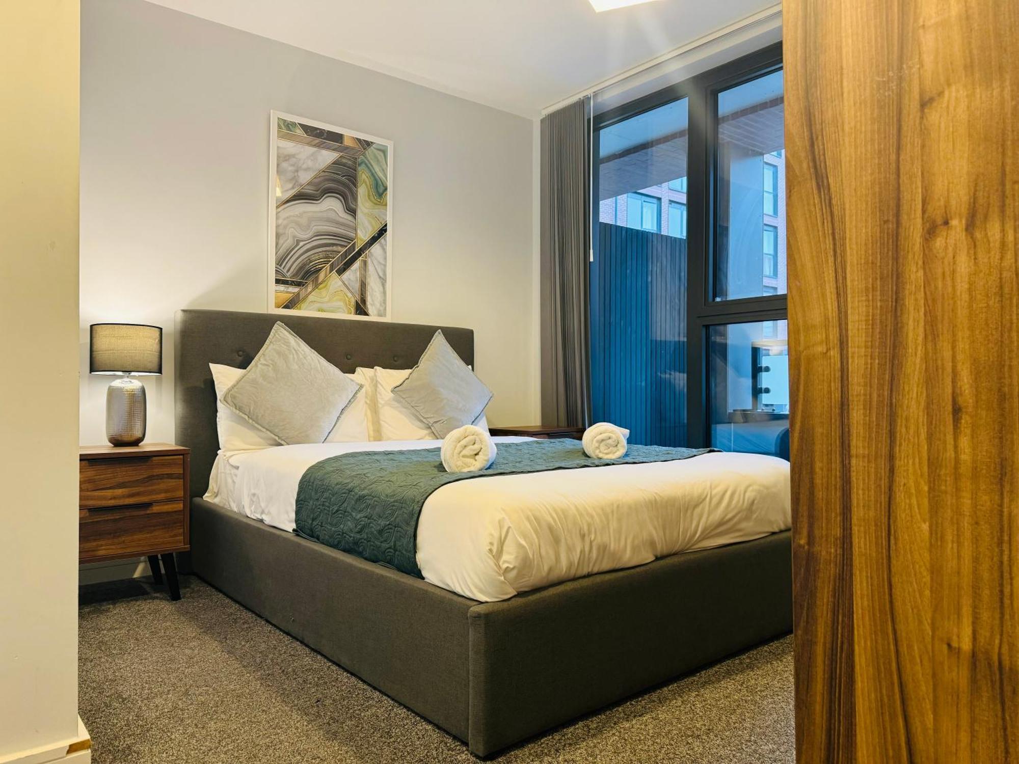 Luxury 2br Prime Location *