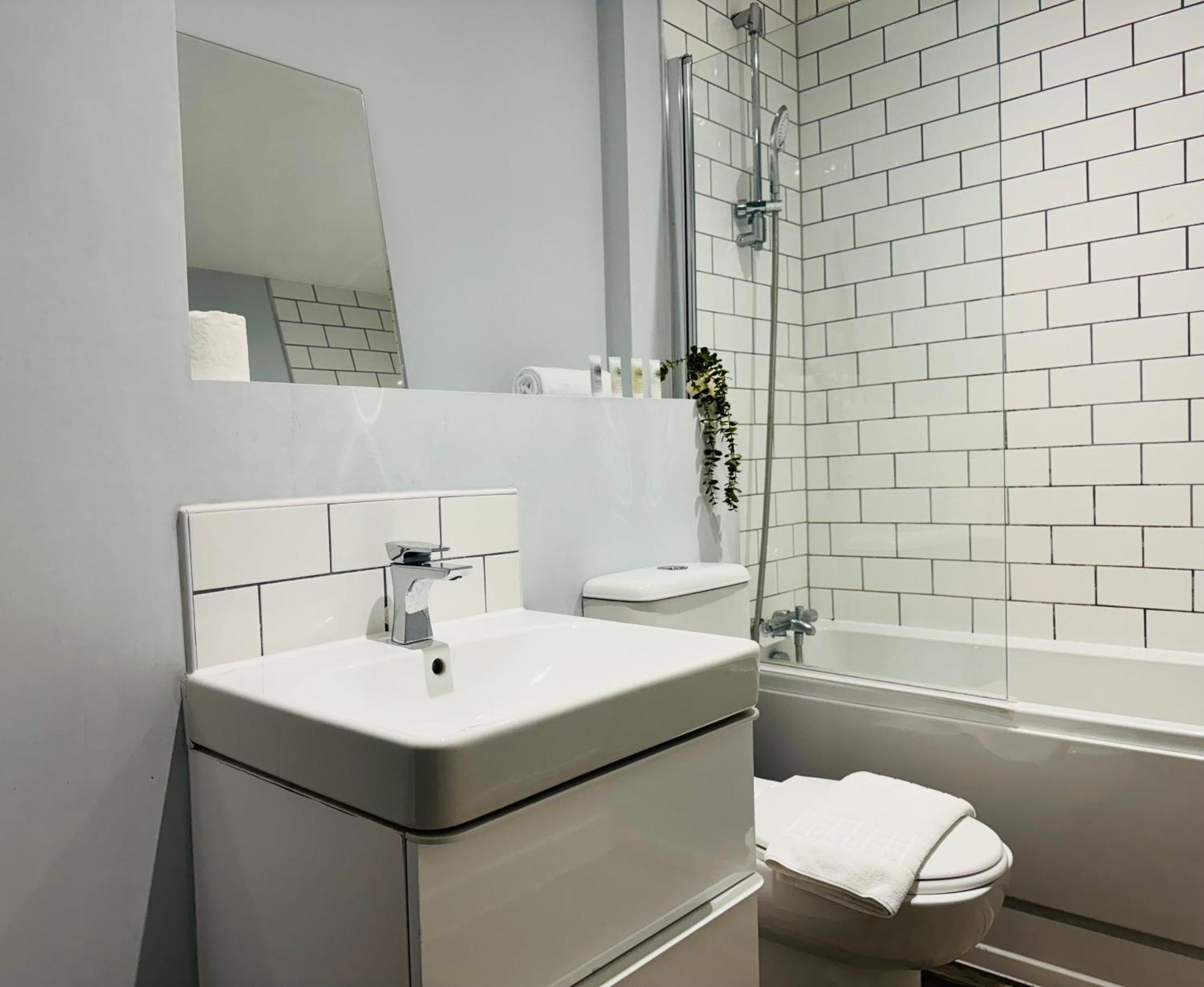 Luxury 2br Prime Location *